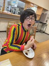 食べる松原タニシ。