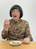 食べる松原タニシ。