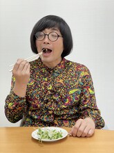 食べる松原タニシ。