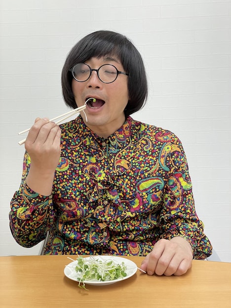 食べる松原タニシ。