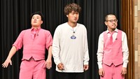 ちゃんぴおんずと大場健彰（中央）。大場は日本一おもしろい大崎（右）の元相方。(c)TBS