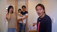 ファンの自宅を訪れる狩野英孝。