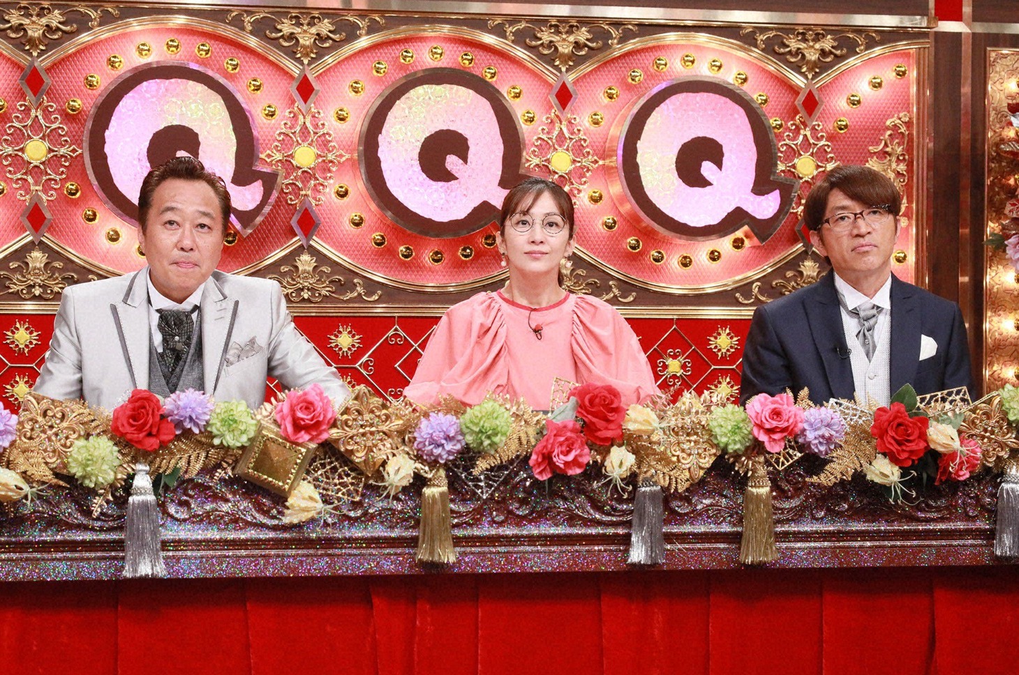 「Qさま!!」MCのさまぁ～ずと優香（中央）。(c)テレビ朝日