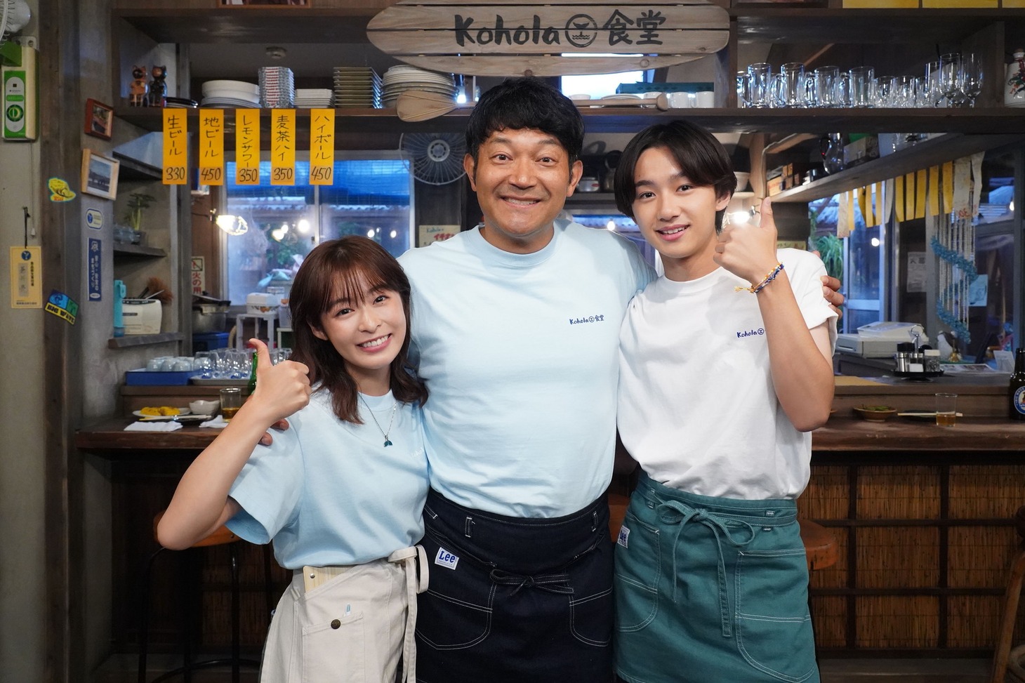 「真夏のシンデレラ」に家族役で出演する（左から）森七菜、山口智充、大西利空。(c)フジテレビ