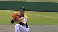 栃木ゴールデンブレーブスの投手として試合に登板するティモンディ高岸。(c)テレビ朝日