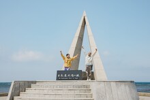 稚内・宗谷岬にゴールしたタカアンドトシ。(c)UHB/YOSHIMOTO KOGYO