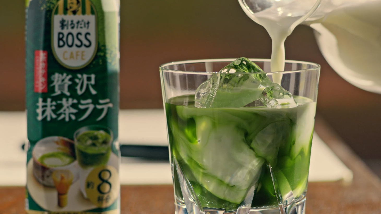 CM「BOSS CAFE APARTMENT」編のワンシーン。