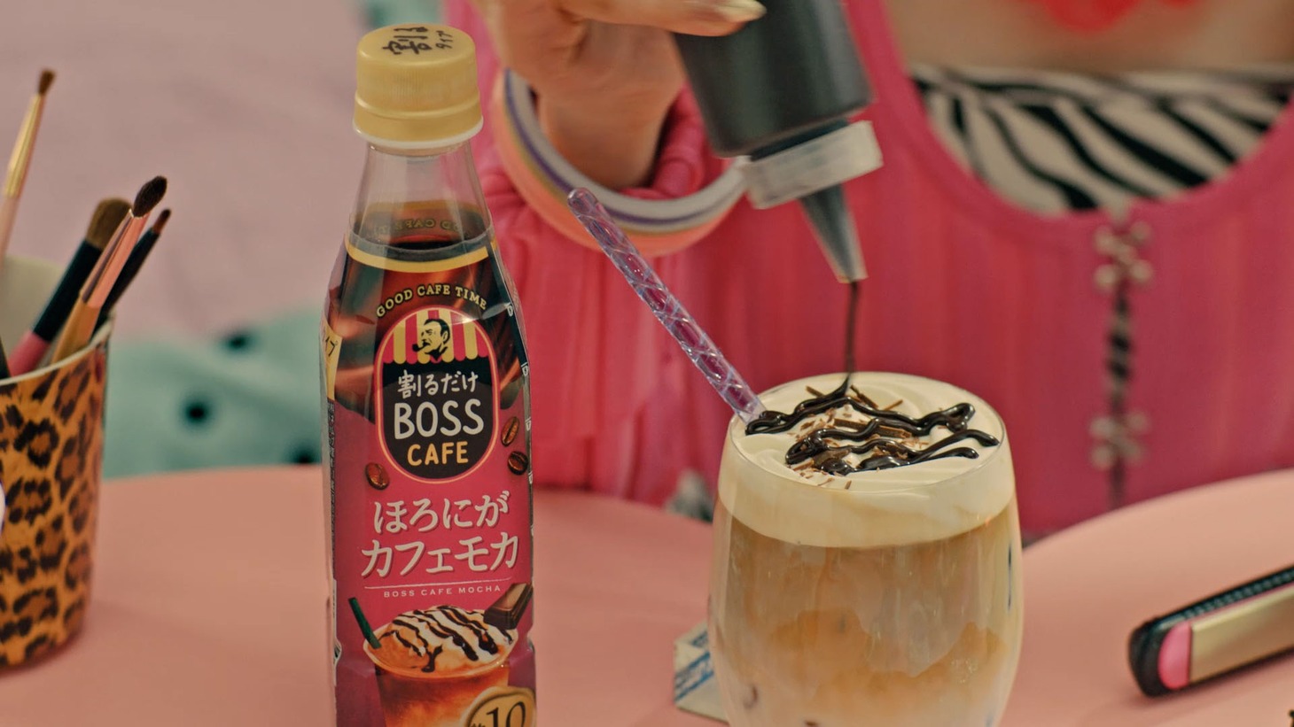 CM「BOSS CAFE APARTMENT」編のワンシーン。