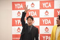 「UNDER5～！」と大会での優勝を生徒たちにアピールする金魚番長・箕輪。