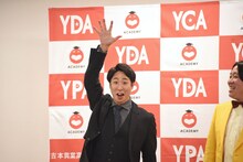 「UNDER5～！」と大会での優勝を生徒たちにアピールする金魚番長・箕輪。