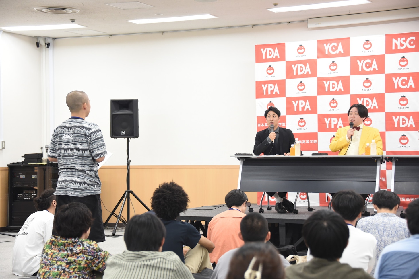 NSC現役生を相手に特別講義を行う金魚番長。