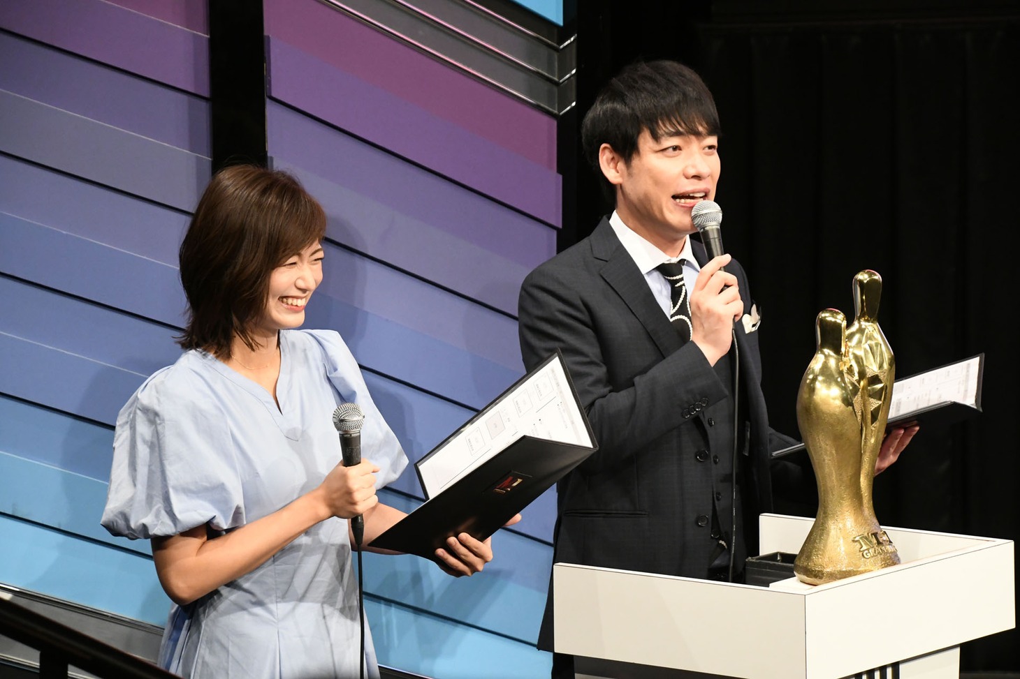 MCを務めた斎藤真美（ABCアナウンサー）と麒麟・川島（右）。