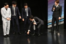 脚に入っていたネジを落としてしまうダイヤモンド野澤。