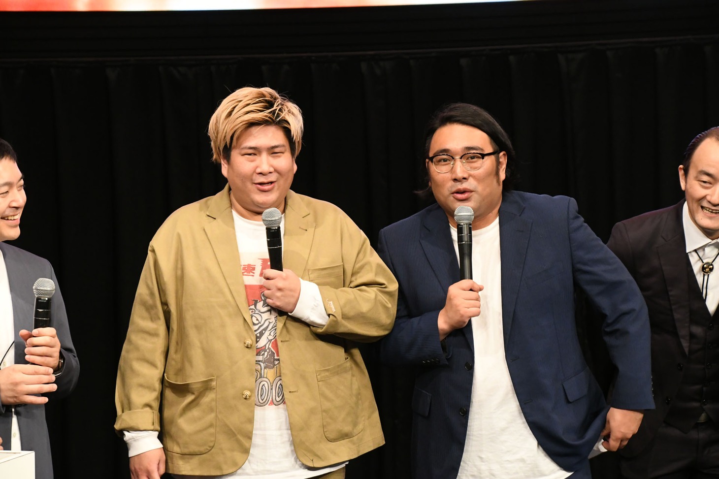 ビスケットブラザーズ（中央2人）