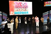 「M-1」決勝でトップバッターになりたいというシンクロニシティよしおか（右端）のために、再度パラレルワールドの笑神籤を引く。