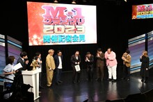 「M-1」決勝でトップバッターになりたいというシンクロニシティよしおか（右端）のために、再度パラレルワールドの笑神籤を引く。