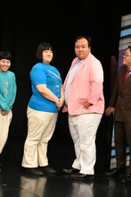 「M-1グランプリ」の優勝トロフィーのようになる（左から）ヨネダ2000愛、ママタルト大鶴肥満。