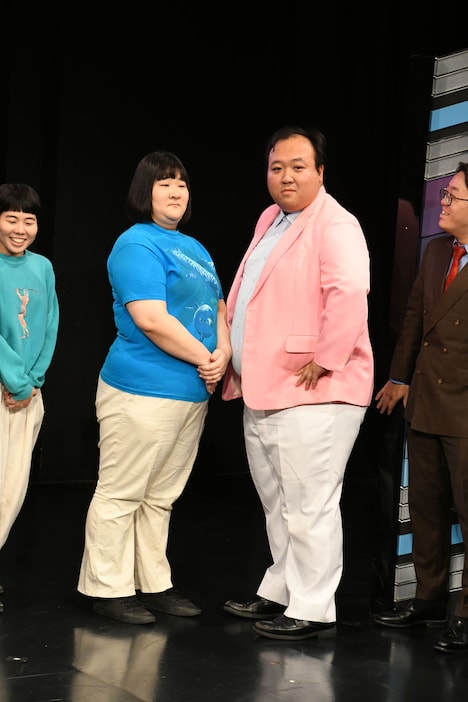 「M-1グランプリ」の優勝トロフィーのようになる（左から）ヨネダ2000愛、ママタルト大鶴肥満。