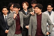 力強い開幕宣言で会見を締めくくった相方・兎とならどこまでも行ける、ロングコートダディ堂前（手前左）。