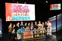 「1（＝ワン）」のポーズを求められる一同。