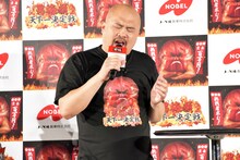 「男梅」CMソングを歌う鬼越トマホーク坂井。