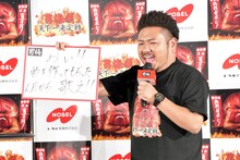 自身の父親に“喝入れ”する鬼越トマホーク金ちゃん。