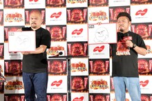 目隠しをしながら「男梅蔵」のイラストを描いた鬼越トマホーク。