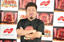 「男梅顔」を披露する鬼越トマホーク金ちゃん。