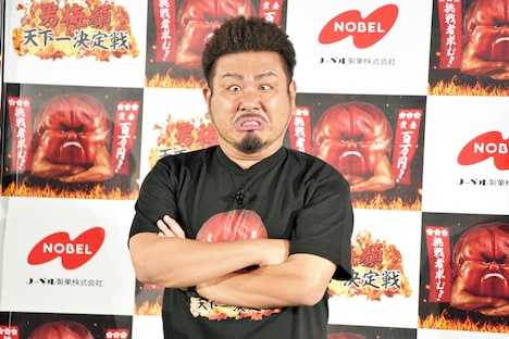 「男梅顔」を披露する鬼越トマホーク金ちゃん。