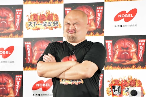 渾身の「男梅顔」を披露する鬼越トマホーク坂井。