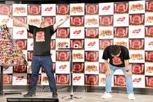 コンビでの5番勝負に鬼越トマホーク坂井（左）が勝利した場面。