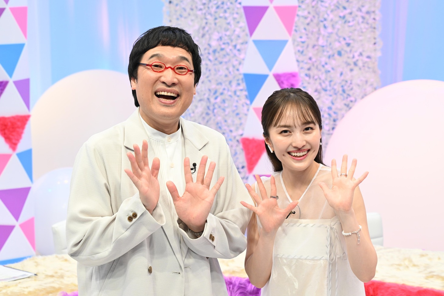 左から南海キャンディーズ山里、百田夏菜子。(c)読売テレビ