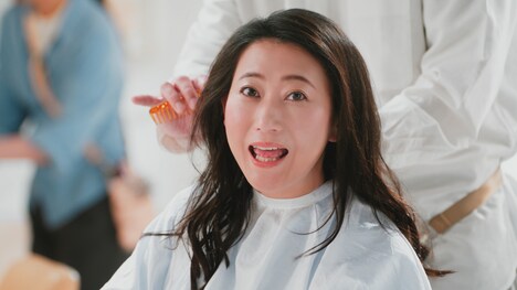 ホットペッパービューティーの新CM「スマホの中のあやみさんと友近さん」編のワンシーン。