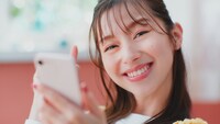 ホットペッパービューティーの新CM「スマホの中のあやみさんと友近さん」編のワンシーン。