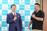 左から西川きよし、ケンドーコバヤシ。（写真：吉本興業提供）