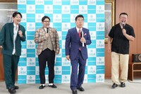 だんだん記者に近づいてくる西川きよし（左から3人目）。（写真：吉本興業提供）