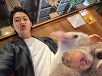 チンチラと写真を撮影する霜降り明星・粗品。