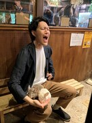 霜降り明星が動物と写真撮影、粗品「チンチラだーいすき♡」