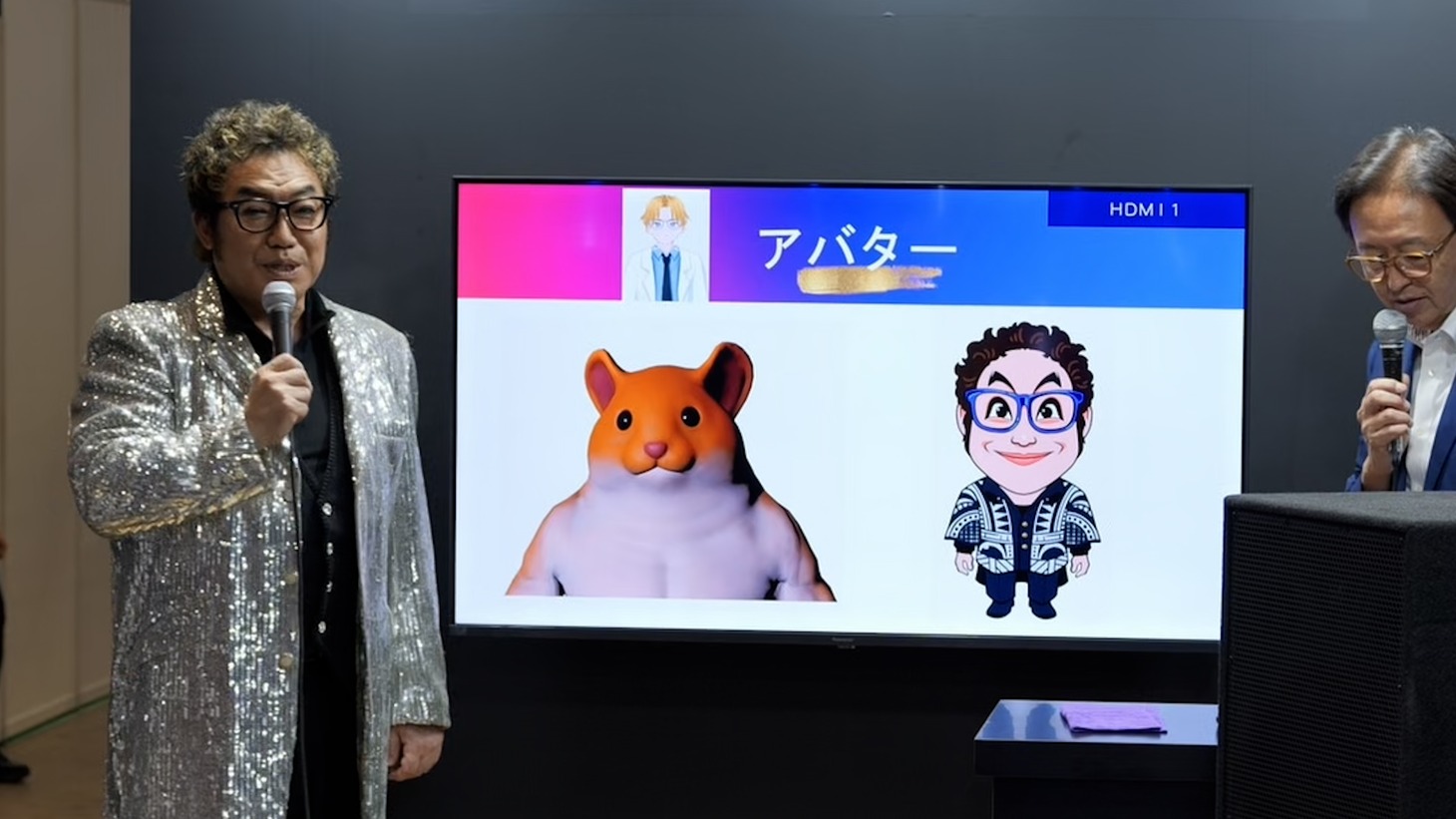 コロッケによる記者会見の様子。