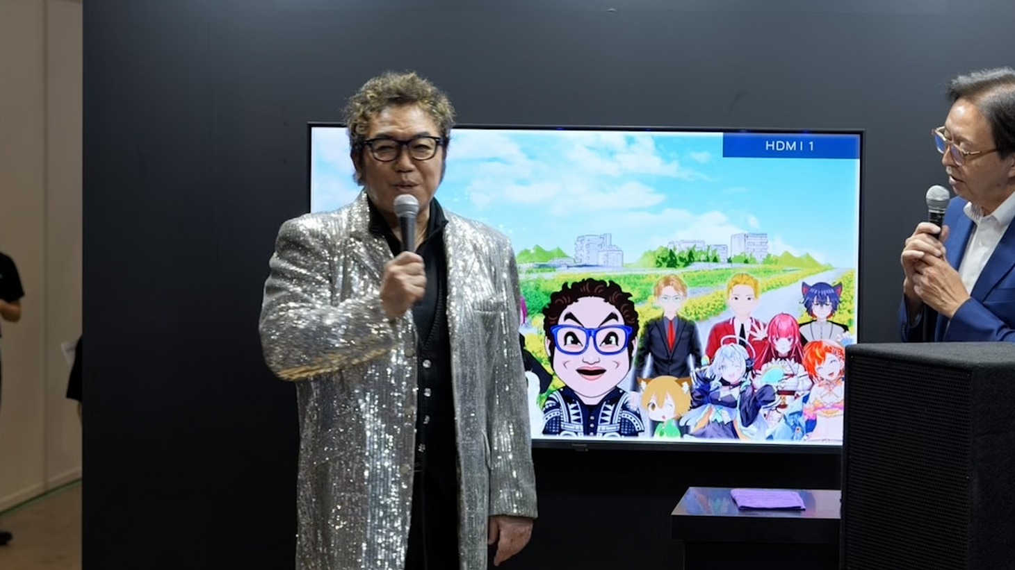コロッケによる記者会見の様子。