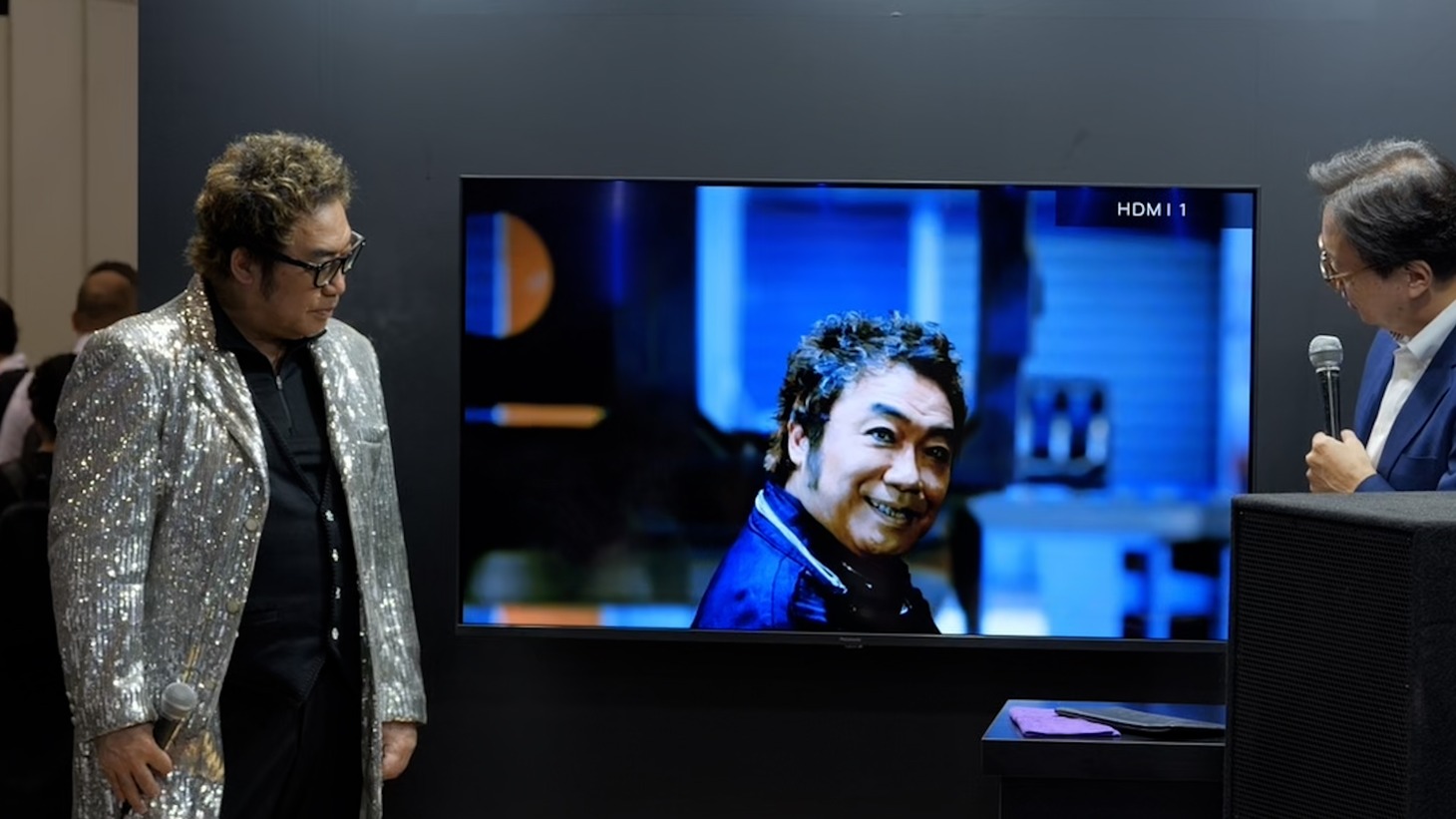 コロッケによる記者会見の様子。