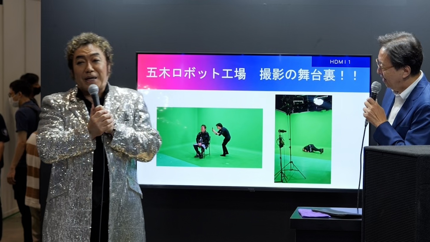 コロッケによる記者会見の様子。