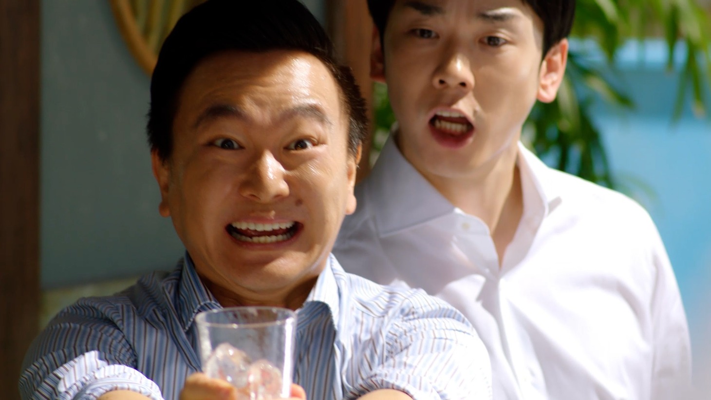 新CM「やかんの麦茶 夏こそ夢中でゴクゴク」編に出演する、かまいたち。