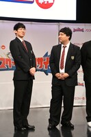 自らの佇まいを「進学校に通っていた」と表現するロングコートダディ堂前（左）。