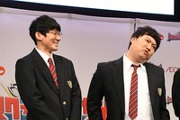 「まーきのっ」と言いながら首をクイッと傾けるロングコートダディ兎（右）。