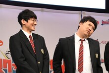 「まーきのっ」と言いながら首をクイッと傾けるロングコートダディ兎（右）。