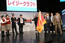 レイジークラフトによる優勝旗返還の場面で、「サンクチュアリ」に影響された拍手の仕方をするロングコートダディ兎と見取り図・盛山。