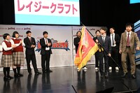 レイジークラフトによる優勝旗返還の場面で、「サンクチュアリ」に影響された拍手の仕方をするロングコートダディ兎と見取り図・盛山。