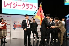 大会主催者かのように前回大会優勝者と握手を交わすロングコートダディ堂前。