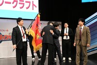 大会主催者かのように前回大会優勝者と抱擁を交わすロングコートダディ堂前。